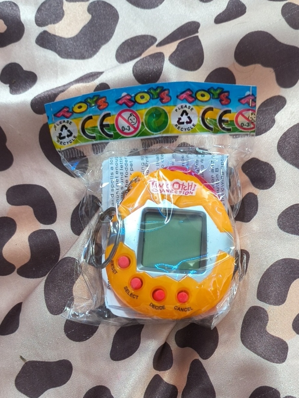 NWT vintage y2k orange tamagotchi connection keychain